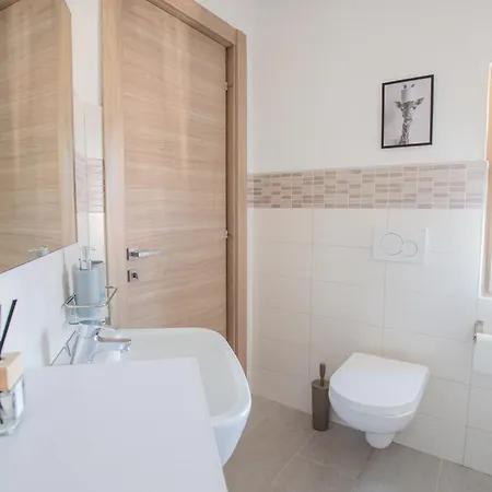 Mansarda In Centro - Relax A Due Passi Dal Maggiore Διαμέρισμα *